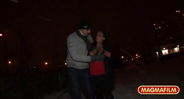 sex loạn luôn Brunette được kiêm trên ngực của cô. phim xec bo chong nang dau